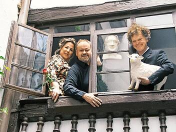 Beate Roux, Pieter Roux und Martin Neubauer laden ins Schwertfegerhäuschen ein. Foto: p