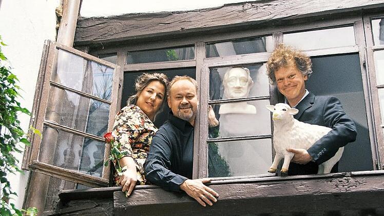 Beate Roux, Pieter Roux und Martin Neubauer laden ins Schwertfegerhäuschen ein. Foto: p
