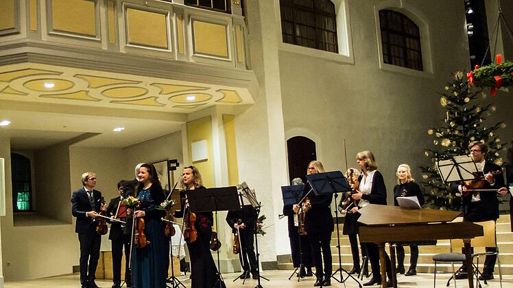 Barockmusik aus Italien und England lockte zahlreiche Zuhörer an beim Weihnachtskonzert mit dem Collegium Musicum Coburg, das unter der Leitung von Thomas Ehrle in der Morizkirche stattfand. Solistisch traten hervor Anna-Maria Kotani, Beatrix Seidlitz, Bernhard Forster und Peter StengleinFoto: Jochen Berger