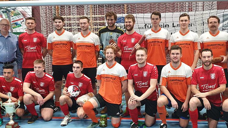 Der TV Ebern (rot) und der TSV Pfarrweisach (orange) bestritten beim Heubacher Winter-Cup das Finale. Wolfgang Dietz