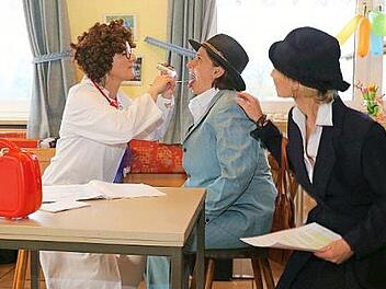 Beim Sketch: Der Arzt (Susanne Huber) untersucht den Ehemann (Andrea Landvogt). Die kommandogewohnte Ehefrau (Daniela Stöckert) hat immer das letzte Wort. Foto: Gerd Klemenz