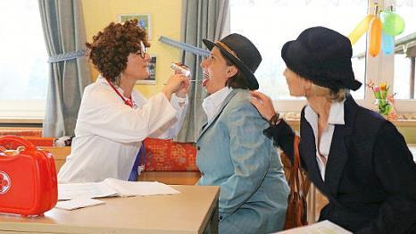 Beim Sketch: Der Arzt (Susanne Huber) untersucht den Ehemann (Andrea Landvogt). Die kommandogewohnte Ehefrau (Daniela Stöckert) hat immer das letzte Wort. Foto: Gerd Klemenz