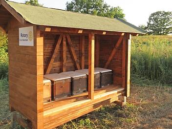 Ein Bienenhaus, das die Rotarier spendiert haben, steht direkt an der Blühwiese. Da haben es die fleißigen Pollensammler nicht weit zur Arbeit.