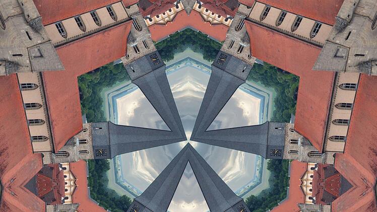 Die Türme der Pfarrkirche eignen sich zum Experimentieren mit einem  digitalen Kaleidoskop besonders gut. Foto: Dieter Britz