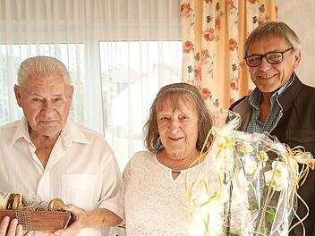 Dritter Bürgermeister Richard Wiegärtner (rechts) gratulierte dem Jubelpaar Hülswitt zur goldenen Hochzeit.