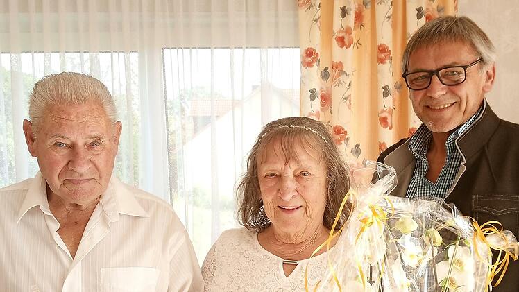 Dritter Bürgermeister Richard Wiegärtner (rechts) gratulierte dem Jubelpaar Hülswitt zur goldenen Hochzeit.