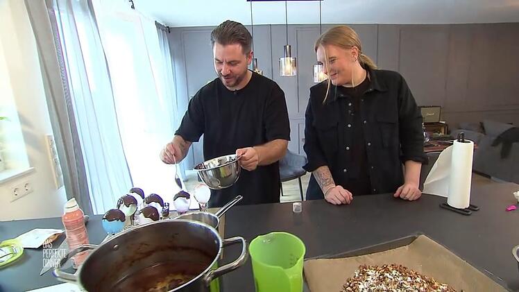 Hei&szlig;e Schokolade und Luftballons vertragen sich nicht gut, muss Daniel feststellen.