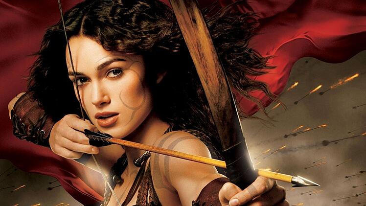 Blau bemalte Amazone mit Gem&uuml;tsschwankungen: Guinevere (Keira Knightley) muss sich zwischen zwei M&auml;nnern entscheiden.