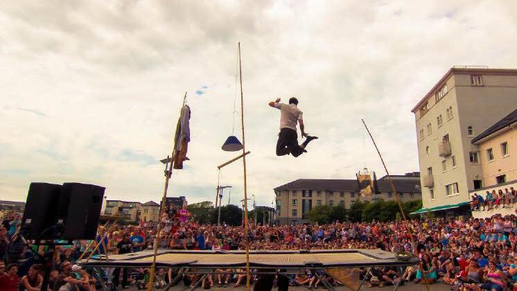 Max Calaf Sevé: "Anyday" heißt die Zirkus-Trampolin-Show des gebürtigen Spaniers und verbindet clowneske Einlagen mit Bewegungstheater und Objektmanipulation. Die absurden, komödiantischen Momente spielen in einer eher melancholischen Atmosphäre.
