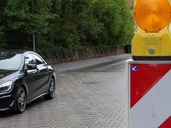 Ein Warnbake vor der gepflasteren Fläche beim Gymnasium Alexandrinum weist Kraftfahrer darauf hin: Hier ist die Fahrbahn beschädigt.  Foto: Helke Renner