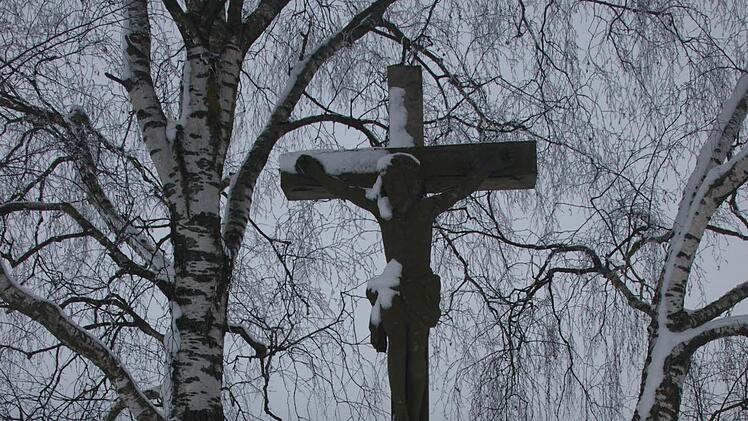 In Mitleidenschaft gezogen ist das Feldkreuz an der AK 43 von Eltingshausen in Richtung Staatsstraße 2445 (B 19). Die Schäden sollen behoben werden.  Foto: Stefan Geiger