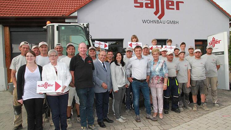 Das Team des Bauunternehmen Saffer: Engagierte Mitarbeiter tragen zum guten Ruf bei.  Foto: Mathias Erlwein