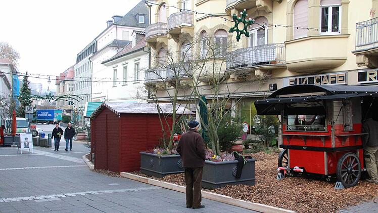 Der neue Abschnitt des Weihnachtsmarktes ist aufgebaut. 30 Kubikmeter Hackschnitzel wurden für den "Winterwald" aufgeschüttet. Florian Griebel, der Betreiber, freut sich schon vor der Eröffnung über positive Reaktionen auf das neue Areal. Derweil sorgt der Rettungsweg für Diskussionen. Foto: Carmen Schmitt