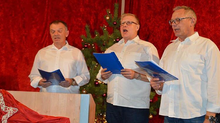 Das FCP-Trio Udo und Jürgen Hochrein sowie Michael Scholz stimmte Weihnachtslieder an. Das Trio hatte seinen ersten Auftritt beim Festkommers.  Fotos: Annette Warmuth