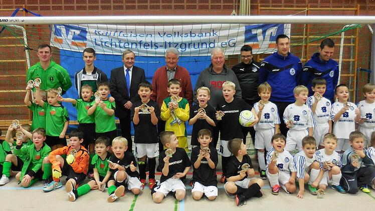 Den Turniersieg der G-Junioren holte sich der TSV Steinberg (Mitte) vor der SG Niederfüllbach/Scherneck und dem VfL Frohnlach. Die Siegerehrung führten Walter Orlishausen von der Raiffeisen-Volksbank, Schirmherr Winfried Weinbeer und Mitorganisator Willi Sager (hinten 3. bis 5. von links) durch. Foto: Alfred Thieret