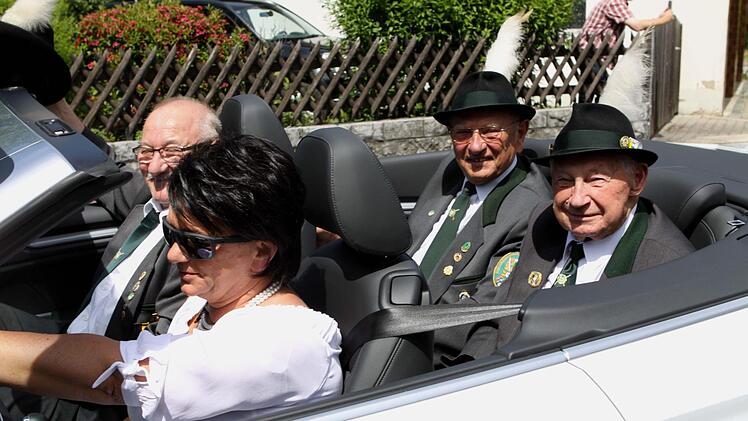 Impressionen vom Schützenumzug in Wallenfels. Foto: Michael Wunder