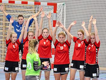 Hoch die Hände: die Bad Brückenauerinnen (von links) Stefanie Günther, Sabrina Beck, Melissa Kalmund, Lena Übelacker, Sophie Gundelach und Theresa Löser in Abwehrhaltung. Auch Torfrau Annalena Löser erwartet das runde Spielgerät.Sebastian Schmitt