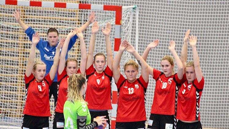 Hoch die Hände: die Bad Brückenauerinnen (von links) Stefanie Günther, Sabrina Beck, Melissa Kalmund, Lena Übelacker, Sophie Gundelach und Theresa Löser in Abwehrhaltung. Auch Torfrau Annalena Löser erwartet das runde Spielgerät.Sebastian Schmitt