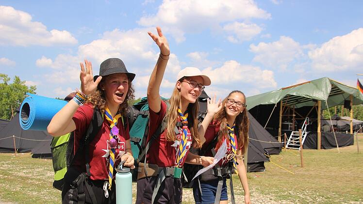 Sarah (14), Ronja (15) und Franziska (13) sind schon seit Jahren Ranger. Die Teenager vom Schweinfurter Stamm der Royal Rangers lieben  die Atmosphäre im Camp, gehen aber auch gerne zu einem Haik - im Bild machen sie sich gerade auf den Weg zu einer Koordinaten-Wanderung nebst Übernachtung im Wald.
