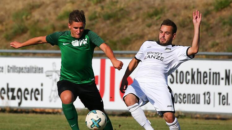 Dominik Müller vom TSV Steinberg (weißes Trikot) feierte am Sonntag mit einem 1:0 einen knappen Sieg im Spitzenspiel bei Fabian Gratzke und dem TSV Neukenroth. An diesem Spieltag bekommt es der Tabellenführer mit dem FC Unter-/Oberrodach zu tun, während Neukenroth in Windheim antreten muss.  Foto: Heinrich Weiß