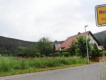 Bald rollen die Bagger zur Erschließung des Neubaugebietes "Mühläcker III" (links vom bereits bebauten Baugebiet) in Weißenbrunn an. Kanalisation, Trinkwasserversorgung und Straßenerschließung sollen bis Ende Oktober abgeschlossen werden. Foto: Karl-Heinz Hofmann
