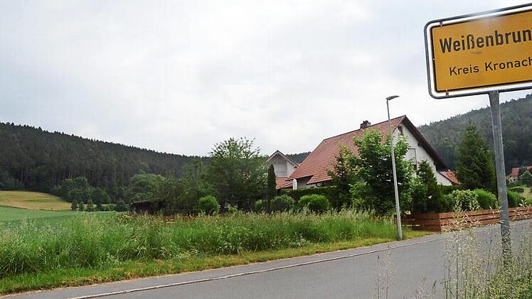 Bald rollen die Bagger zur Erschließung des Neubaugebietes "Mühläcker III" (links vom bereits bebauten Baugebiet) in Weißenbrunn an. Kanalisation, Trinkwasserversorgung und Straßenerschließung sollen bis Ende Oktober abgeschlossen werden. Foto: Karl-Heinz Hofmann