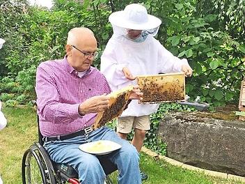 Nachdem Georg Meißner (Mitte) seit kurzer Zeit einen Bienenstock in seinem Garten hat, überprüfte er mit seinen Enkeln Sebastian (links) und Benedikt die Bienenwaben.  Foto: Alfred Thieret