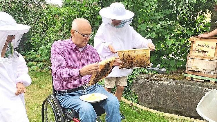 Nachdem Georg Meißner (Mitte) seit kurzer Zeit einen Bienenstock in seinem Garten hat, überprüfte er mit seinen Enkeln Sebastian (links) und Benedikt die Bienenwaben.  Foto: Alfred Thieret