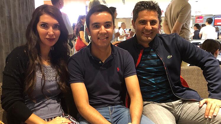 Christopher Schunk traf in Taipeh den ehemaligen Bundesliga-Schiedsrichter Babak Rafati (rechts) und dessen Frau. Foto: privat