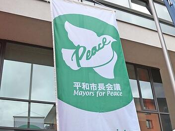 Bürgermeister German Hacker und Werner Mesnaric hissten am Jahrestag der "Mayors for Peace" am Herzogenauracher Interimsrathaus die Flagge.  Foto: Bernhard Panzer