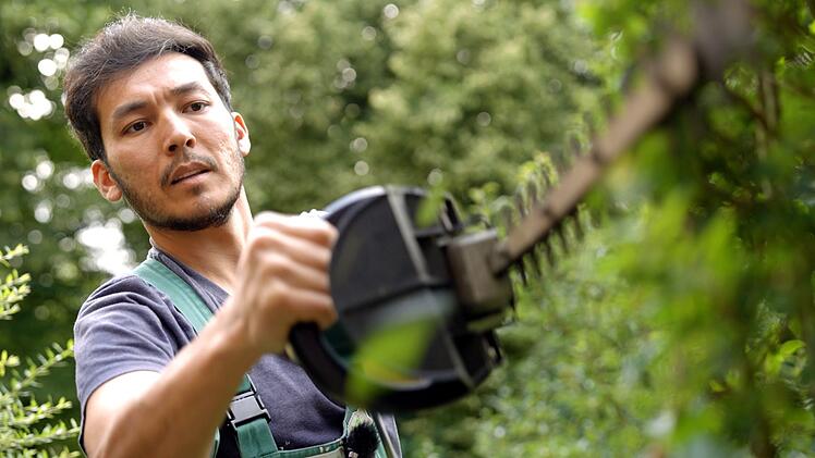 Arashs Kirchenasyl war der Beginn seines Lebens in Deutschland. Inzwischen macht er eine Ausbildung und hilft immer noch in Anjas Gemeinde aus.