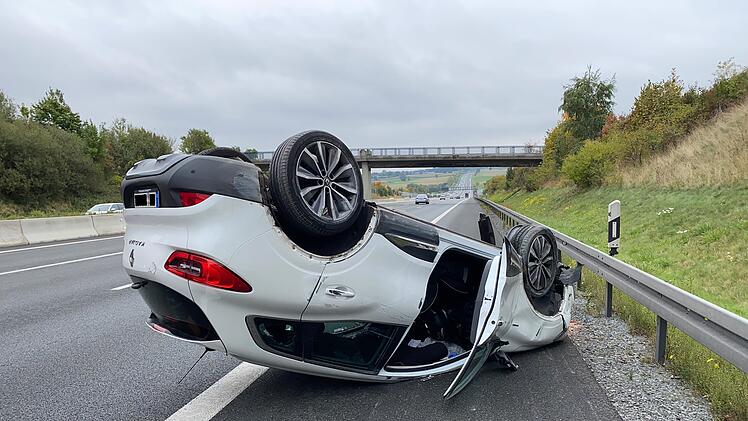 Auto überschlägt sich auf der A9
