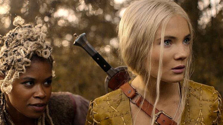 Ciri (Freya Allan, links) schließt sich Mistle (Christelle Elwin) und ihren "Ratten" an, um nicht allein bleiben zu müssen.