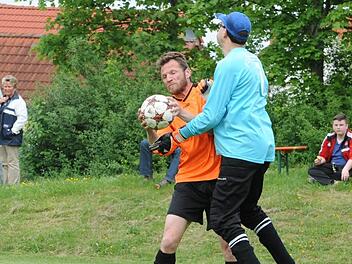 Vertauschte Rollen: Der Seubrigshäuser Benjamin Oppermann fängt den Ball vor dem anspringenden Keeper des FC Eltingshausen, Michael Röder...