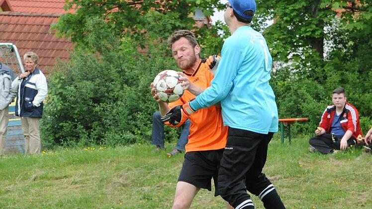 Vertauschte Rollen: Der Seubrigshäuser Benjamin Oppermann fängt den Ball vor dem anspringenden Keeper des FC Eltingshausen, Michael Röder...