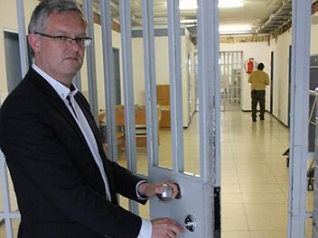 Sicherheit muss sein. Jede Tür, jeder vergitterte Zugang in der Justizvollzugsanstalt in Kronach ist verschlossen. Da braucht man einen großen Schlüsselbund, weiß Leiter Ullrich Mann.  Fotos: Friedwald Schedel