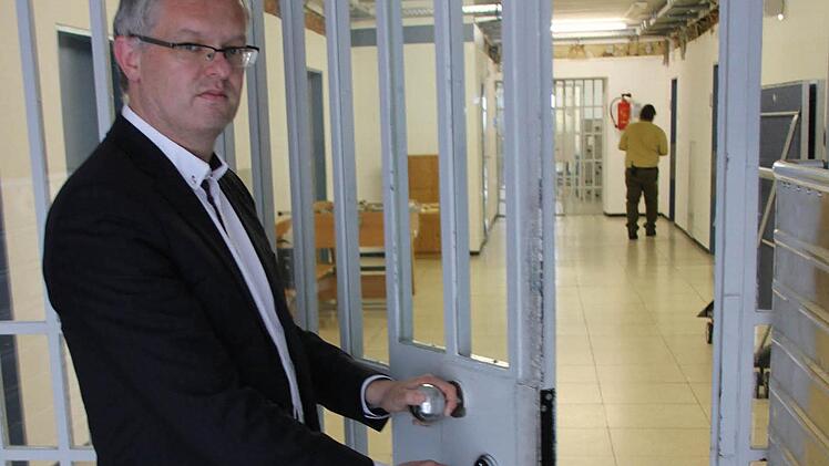 Sicherheit muss sein. Jede Tür, jeder vergitterte Zugang in der Justizvollzugsanstalt in Kronach ist verschlossen. Da braucht man einen großen Schlüsselbund, weiß Leiter Ullrich Mann.  Fotos: Friedwald Schedel