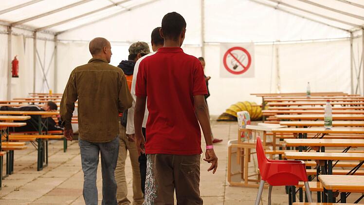 Asyl: Im Erlanger Freibad West wurde ein provisorisches Flüchtlingslager errichtet.