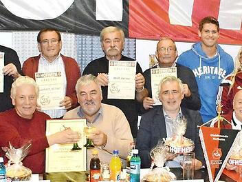 Der FCN-Fanclub feierte. Es freuten sich mit, stehend von links: Vorsitzender Gerhard Rectanus, die Geehrten Herbert Häfner, Wilmar Lambach, Werner Weiß, Helmut Treuter, Torwart Patrick Rakovsky, Mitgliederbe-treuerin Claudia Marsching, Fanbeauftragter Jürgen Bergmann, Fanclub-Koordinator Bernd Hahn. Sitzend von links: Zweiter Vorsitzender Georg Butterhof, die ehemaligen Spieler Dieter Nüssing, Günter Vogt, Jörg Dittwar, Albert Üblacker, Fanbeauftragter Karl Teplitzky und Reporter Wolfgang Re...