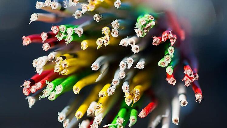 Die Telekom setzt beim Breitbandausbau auf die vorhandenen Kupferkabel: Die Vectoring-Technologie ermöglicht höhere Datenraten. Die Technik macht Tempo im weltweiten Netz. In Haßfurt und den meisten Stadtteilen können die Bürger jetzt anschließen. Foto: Patrick Pleul/dpa/Archiv