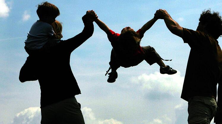 Bei allen Ver&auml;nderungen bleibt die Familie als Lebensform ein gro&szlig;es Ziel. Foto: Frank Leonhardt, dpa
