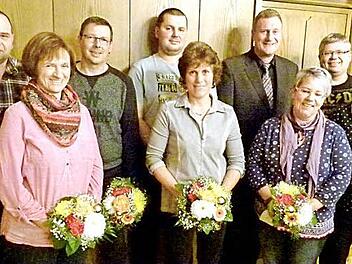 Für 25 Mal spenden wurden Daniela Otto und Christa Röder ausgezeichnet, für 50 Mal Uwe Jaworsky, für 75 Mal Heike Pietsch, Bastian Angermüller und Uwe Hofmann und für 100 Mal unentgeltliche freiwilliges Spenden Susanne Zehnter und Ronny Lieb. Fotos: Lothar Weidner