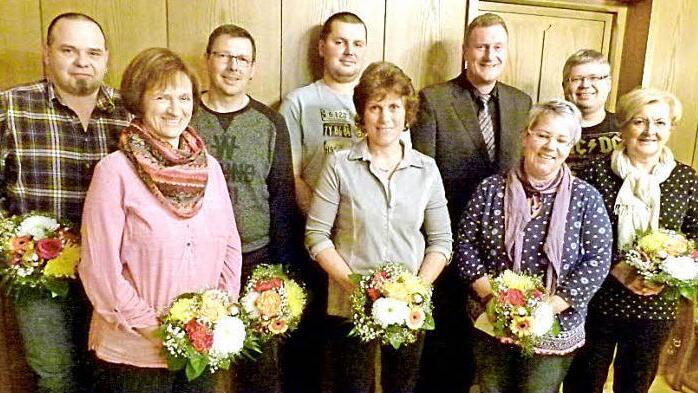 Für 25 Mal spenden wurden Daniela Otto und Christa Röder ausgezeichnet, für 50 Mal Uwe Jaworsky, für 75 Mal Heike Pietsch, Bastian Angermüller und Uwe Hofmann und für 100 Mal unentgeltliche freiwilliges Spenden Susanne Zehnter und Ronny Lieb. Fotos: Lothar Weidner