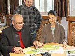 Corinna Breuer, Hanngörg Zimmermann, Marcus Müller, Christiane Meyer und Andreas Rösch ordnen die Präsentationen und Unterlagen für München. Foto: Carmen Schwind