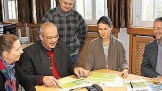 Corinna Breuer, Hanngörg Zimmermann, Marcus Müller, Christiane Meyer und Andreas Rösch ordnen die Präsentationen und Unterlagen für München. Foto: Carmen Schwind
