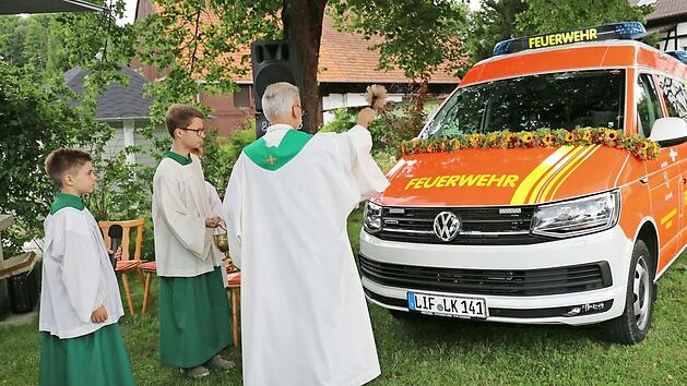 Segnung des neuen Mannschaftstransportwagens durch Pfarrer Hans Werner Alt