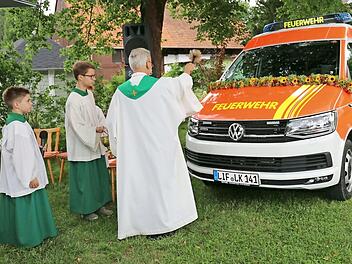 Segnung des neuen Mannschaftstransportwagens durch Pfarrer Hans Werner Alt