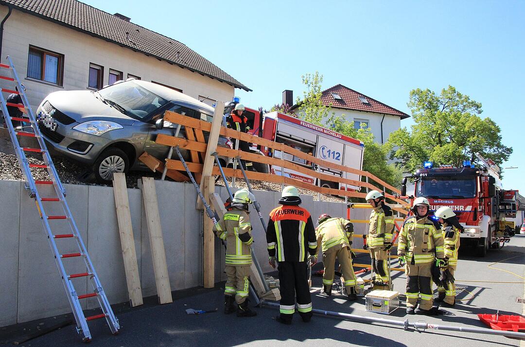 Unfall in Lichtenfels - Auto in Schney festgefahren