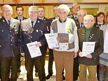 Ehrungen bei der Ludwigschorgaster Wehr; im Bild (vorne, von links) Vorsitzender Alfred Schreier, Klaus Schock, Konrad Trier, Willi Roth und Bürgermeisterin Doris Leithner-Bisani sowie (dahinter, von links) Kommandant Stefan Braunersreuther, Sebastian Kraus, Daniel Herde, Kassier Dirk Strobel, Lukas Ott, Ottmar Neff und Kerstin Müller Foto: W. Oetter