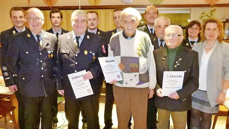 Ehrungen bei der Ludwigschorgaster Wehr; im Bild (vorne, von links) Vorsitzender Alfred Schreier, Klaus Schock, Konrad Trier, Willi Roth und Bürgermeisterin Doris Leithner-Bisani sowie (dahinter, von links) Kommandant Stefan Braunersreuther, Sebastian Kraus, Daniel Herde, Kassier Dirk Strobel, Lukas Ott, Ottmar Neff und Kerstin Müller Foto: W. Oetter